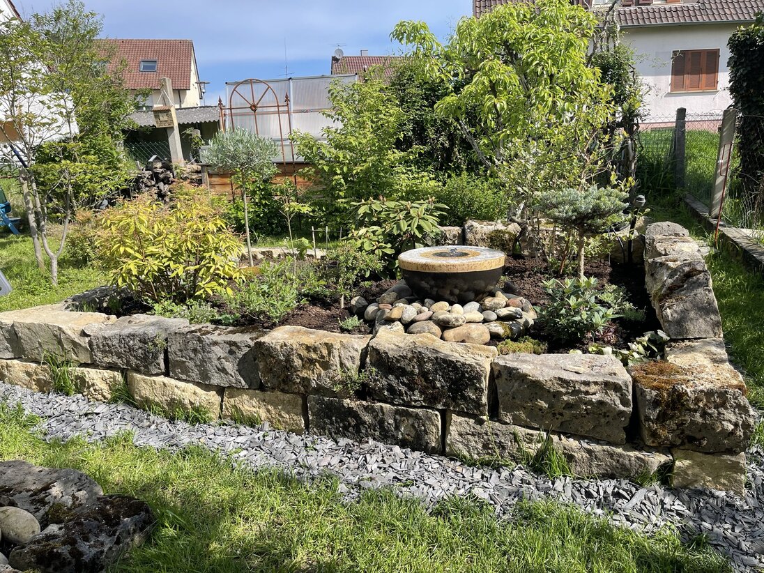 Selbstgebaute Rankhilfe im Garten