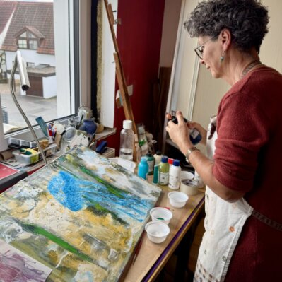 Porträt der Künstlerin Angelika in kreativem Umfeld