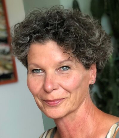 Porträt der Künstlerin Angelika in kreativem Umfeld