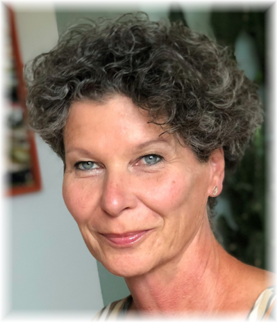 Porträt der Künstlerin Angelika in kreativem Umfeld