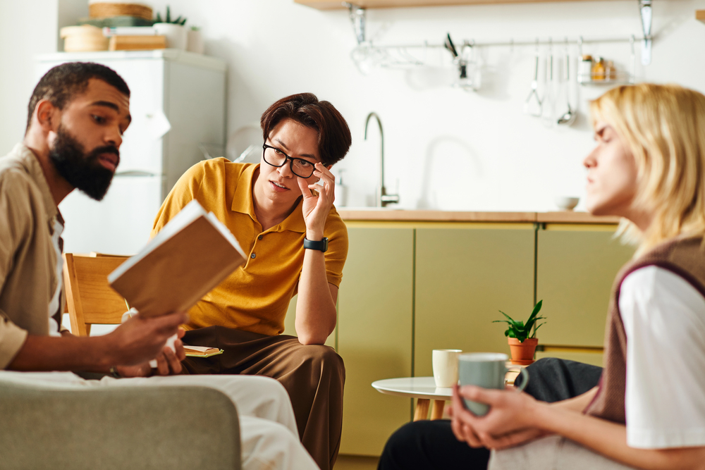 Notizbuch und Stifte für Ideenaustausch